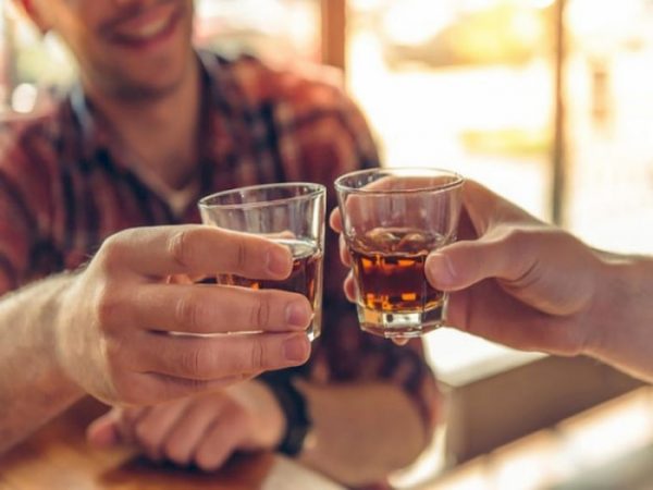 Nằm mộng thấy mình đi uống rượu cùng bạn bè