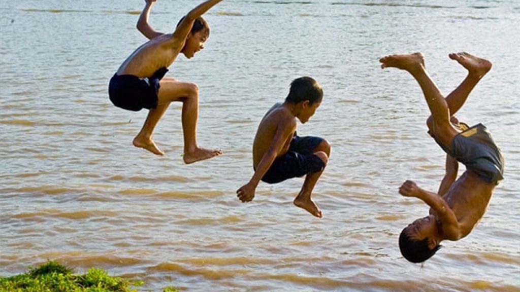 mơ thấy tắm sông