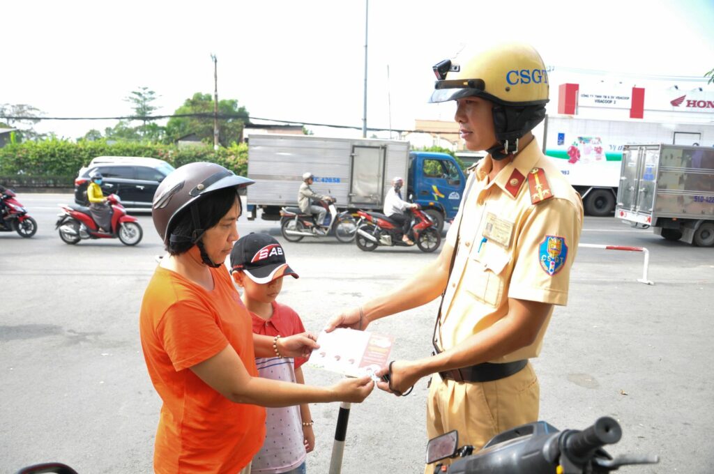 Mơ thấy cảnh sát giao thông bắt xe là điềm gì?